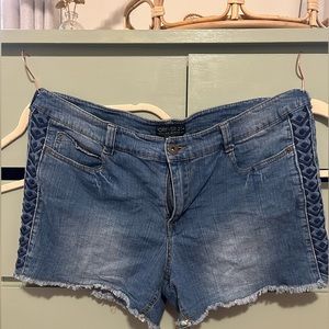 Jean Shorts w Stitched Side Detail